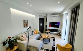 Floral Home 1 - Ground Floor Apt With Courtyard And Private Parking!
